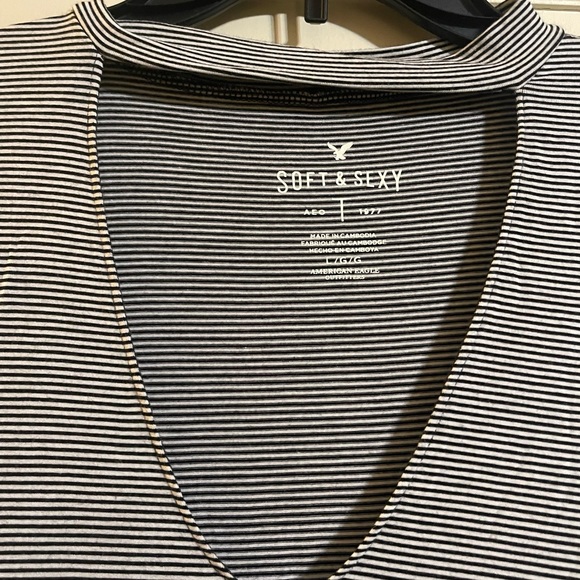 American Eagle black and white top. Size large.  Good condition. - Picture 2 of 3